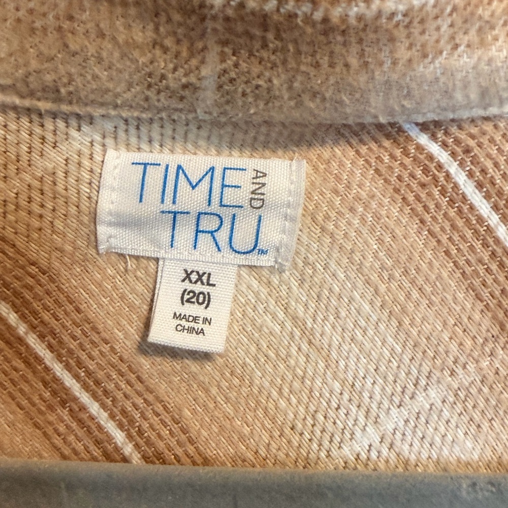 Time & Tru Plaid Shacket Button up - Picture 4 of 8